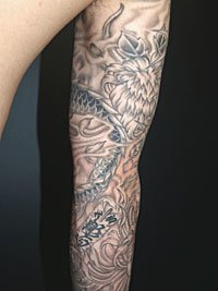 薄ボカシで彫った雲の背景に龍の刺青354_10