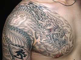 薄ボカシで彫った雲の背景に龍の刺青354_11