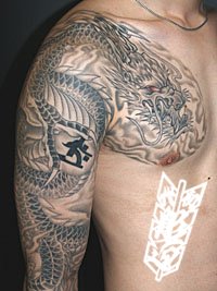 薄ボカシで彫った雲の背景に龍の刺青354_2