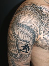 薄ボカシで彫った雲の背景に龍の刺青354_3