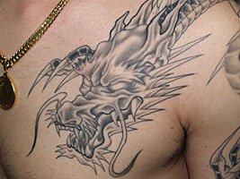 漢字の入った水晶を持った黒龍の刺青421_11