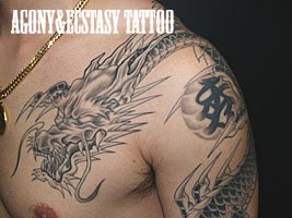 漢字の入った水晶を持った黒龍の刺青421_12