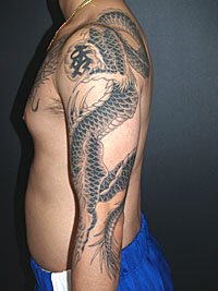 漢字の入った水晶を持った黒龍の刺青421_3