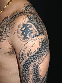 漢字の入った水晶を持った黒龍の刺青421_4