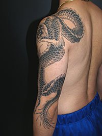 漢字の入った水晶を持った黒龍の刺青421_5