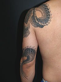 漢字の入った水晶を持った黒龍の刺青421_7