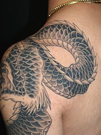 漢字の入った水晶を持った黒龍の刺青421_8