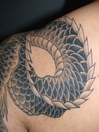 漢字の入った水晶を持った黒龍の刺青421_9