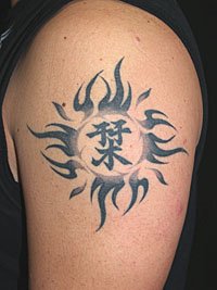 漢字にトライバルのタトゥー