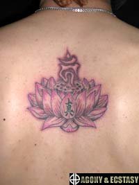 背中にピンク色の蓮と梵字の刺青