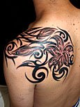 百合の花のトライバル タトゥーデザイン