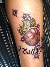バスケットボールに王冠と英文字のタトゥー562_3