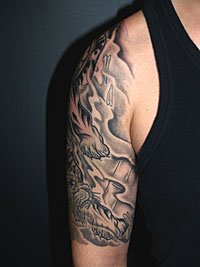 虎と家紋の刺青_2