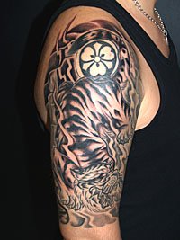 虎と家紋の刺青_4