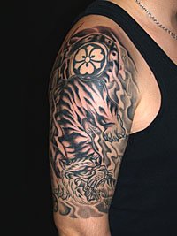 虎と家紋の刺青_5