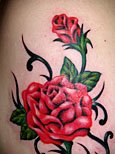 赤い薔薇の花とツボミのタトゥー