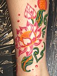 ハート模様の蓮の花 女性タトゥー