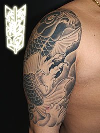 腕に昇り鯉の和彫り686_2
