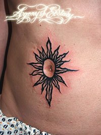 太陽のトライバルタトゥー　