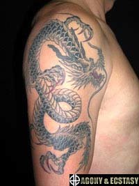 シンプルな龍のとぐろの刺青デザイン
