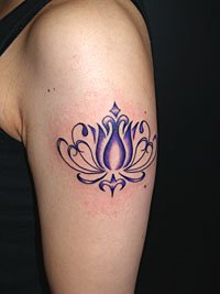 青紫色のチューリップ模様のタトゥー画像