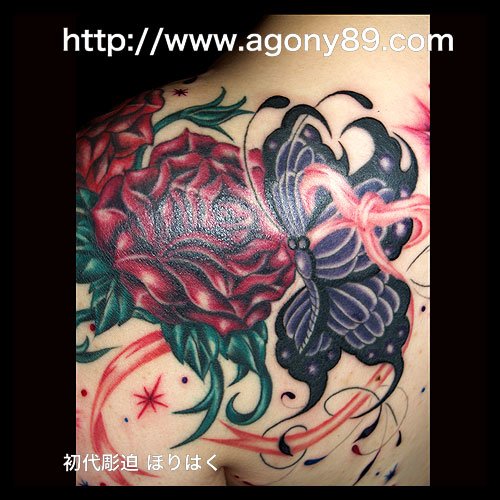赤い薔薇に２頭の蝶々とピンクのリボンのタトゥー画像