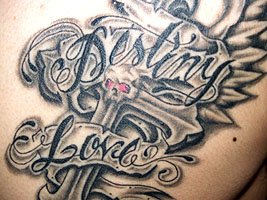 十字架に髑髏と英文字のタトゥー784_11