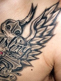 十字架に髑髏と英文字のタトゥー784_4