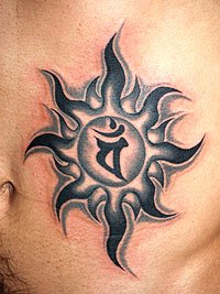 太陽トライバルに梵字のタトゥー