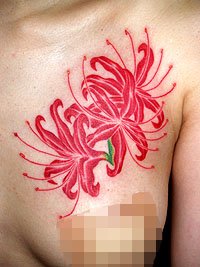 女性の胸元に二輪の彼岸花のタトゥーデザイン