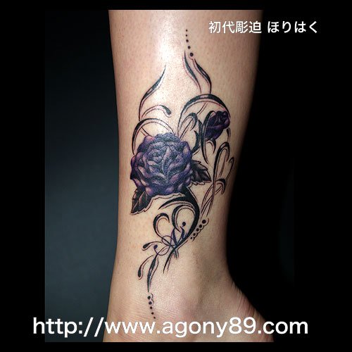 青紫色の薔薇の花とツボミ、ハート型模様のタトゥー画像