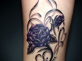 青紫色の薔薇の花とツボミ、ハート型模様のタトゥー画像815_11