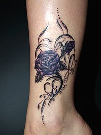 青紫色の薔薇の花とツボミ、ハート型模様のタトゥー画像815_2