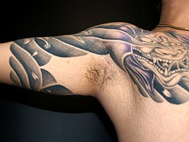 胸に布を被った般若と鯉の刺青823_12