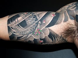 桜散らしと胸に龍の顔の刺青840_11