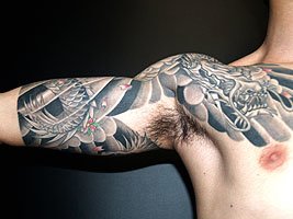 桜散らしと胸に龍の顔の刺青840_12