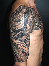 桜散らしと胸に龍の顔の刺青840_3