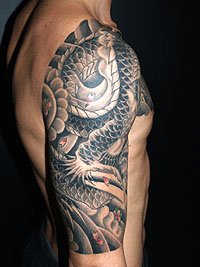 桜散らしと胸に龍の顔の刺青840_4