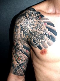 桜散らしと胸に龍の顔の刺青840_5
