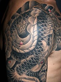 桜散らしと胸に龍の顔の刺青840_6