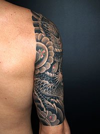 桜散らしと胸に龍の顔の刺青840_7