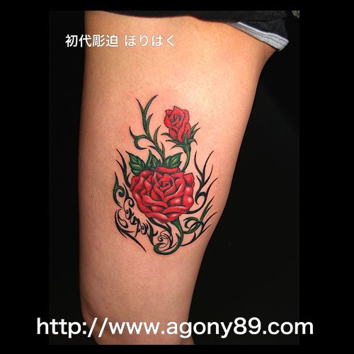 赤色の薔薇に鏡文字のタトゥーデザイン画像