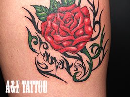 赤色の薔薇に鏡文字のタトゥーデザイン画像858_11