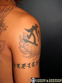 蓮の刺青と腕に梵字を巻いたデザイン87_2