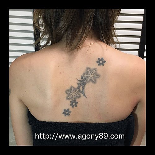 女性 背中 タトゥー / ドットワークの守護梵字と雪の結晶のタトゥー