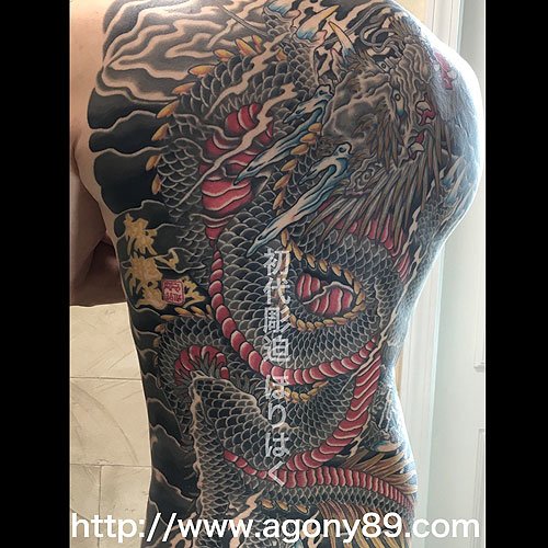 昇り龍の刺青 右天吉祥雲の昇り龍 和彫りの昇り龍に雲 額彫りの刺青デザイン和彫り 刺青 タトゥーデザイン